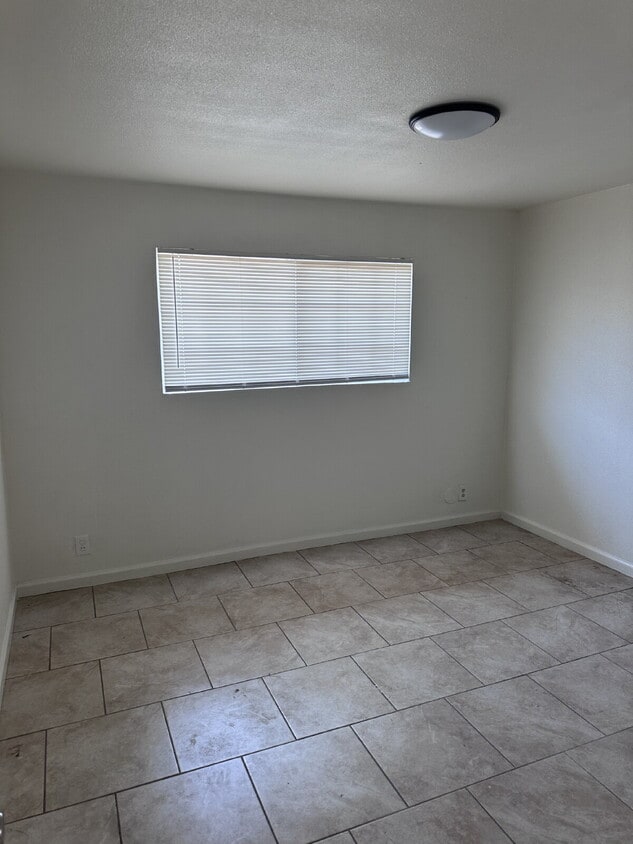 Building Photo - Downstairs 1-Bedroom Apartment