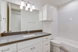 Building Photo - 2708 Oakwood Crst Ln