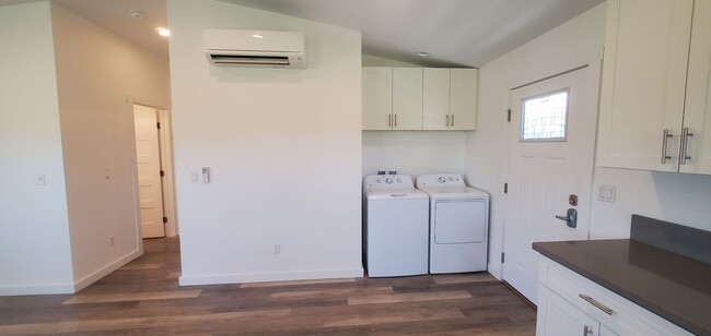 Building Photo - Spacious 2 bed, 1 bath upgraded unit in Ka...