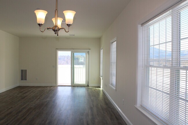 Foto del edificio - 38 Alpine Place Dr