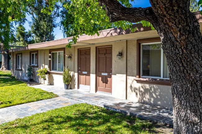 Foto del edificio - Chaumont Villas Apartments