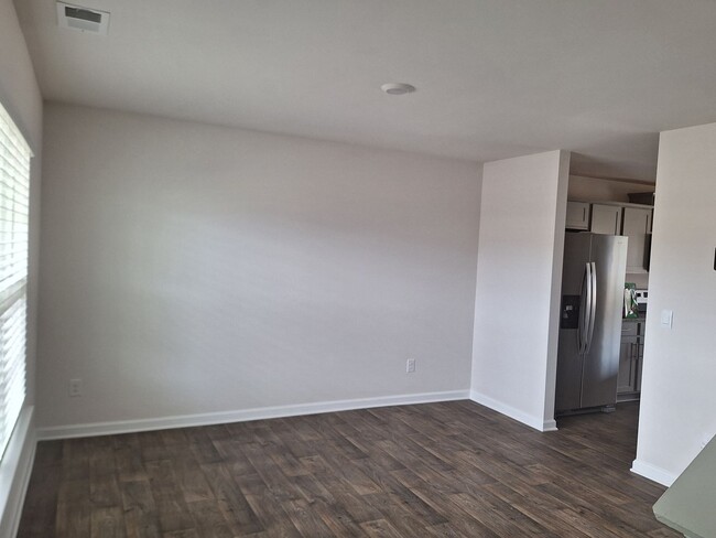 Foto del edificio - HURRY FEBRUARY MOVE IN SPECIAL - Fantastic...