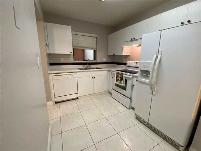 Building Photo - 2967 Riverside Dr