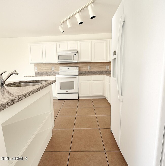 Foto del edificio - 1099 S 223rd Ln