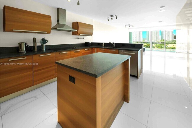 Foto del edificio - 2950 NE 188th St