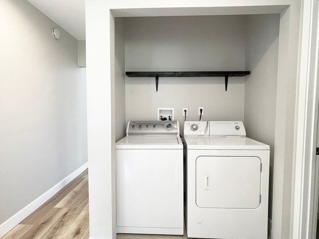 Building Photo - 2 Bedroom 1 Bath Room Fully Updated Single...