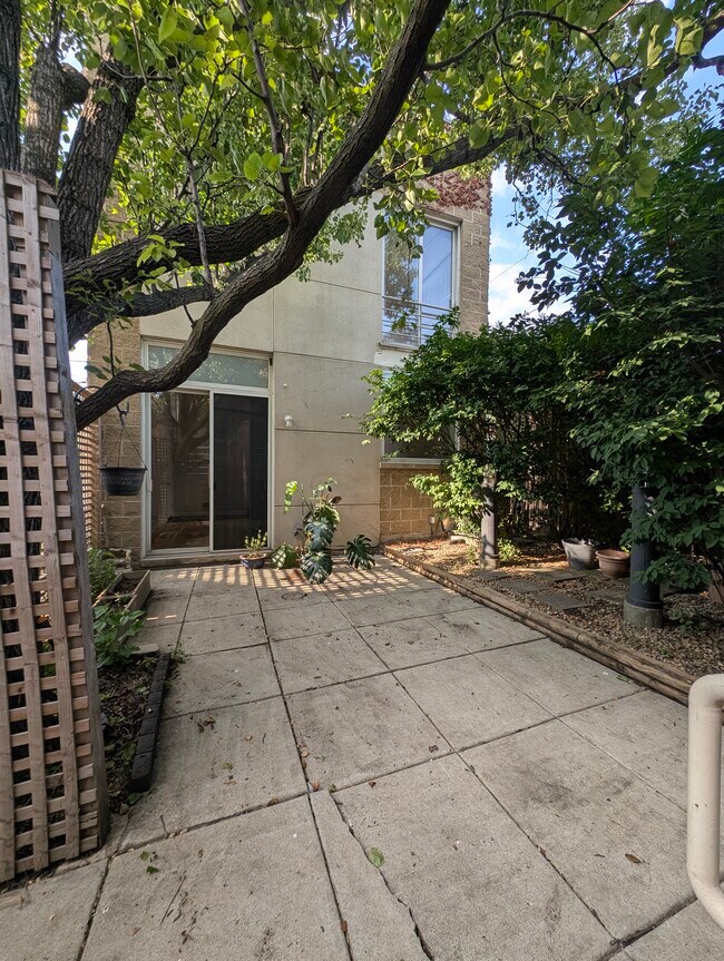 Foto del edificio - 2212 W Augusta Blvd