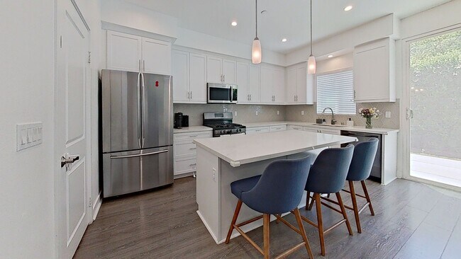 Foto del edificio - Stunning 5-Bedroom Home in the Heart of Re...