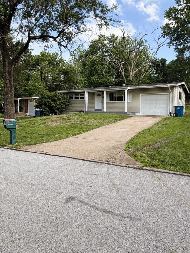 Photo - Spacious 3 Bedroom Rental - Ready for Immediate Move-in! House