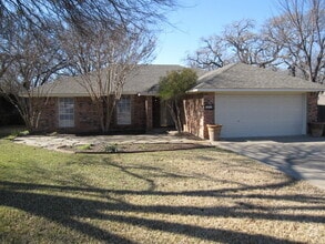 Building Photo - 221 Camelot Dr