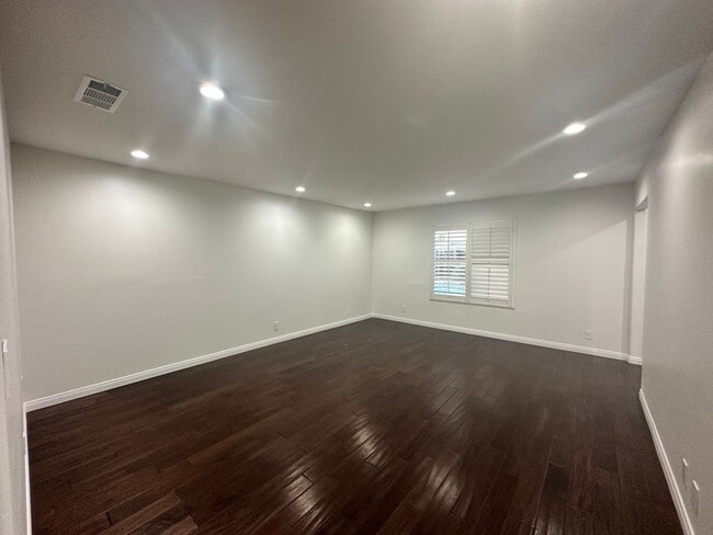 Foto del edificio - Beautifully Renovated 3-Bed, 2-Bath Home with Pool in Prime Location