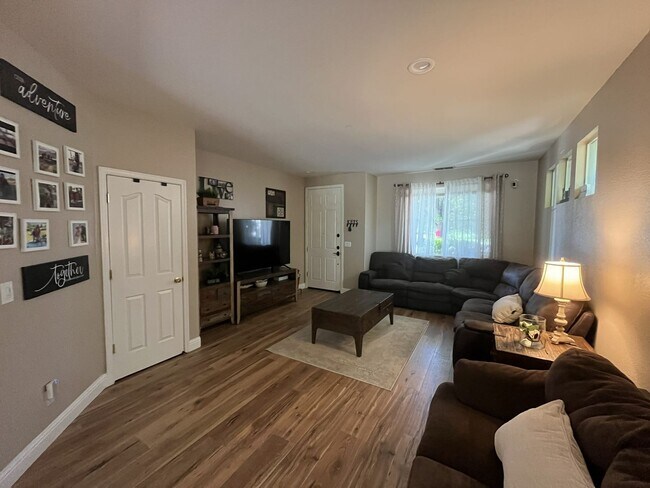 Building Photo - Remodeled 4 bedroom, 2 bathroom home in Elk Grove, CA!