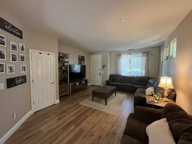 Foto del edificio - Remodeled 4 bedroom, 2 bathroom home in Elk Grove, CA!