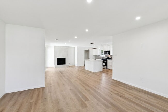Building Photo - 8566 Sweetwood Dr
