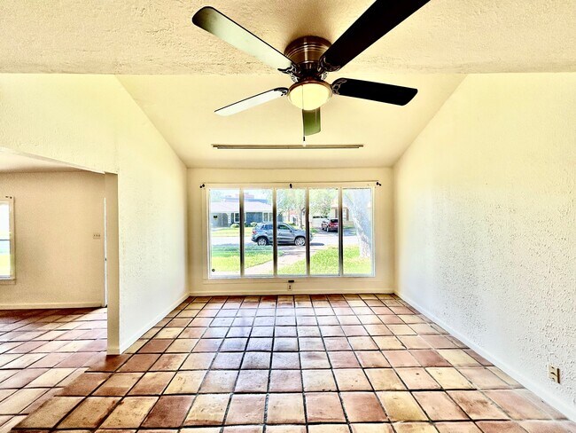 Building Photo - 611 Wilshire Pl