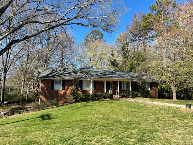 Building Photo - 624 Foxwood Dr SE