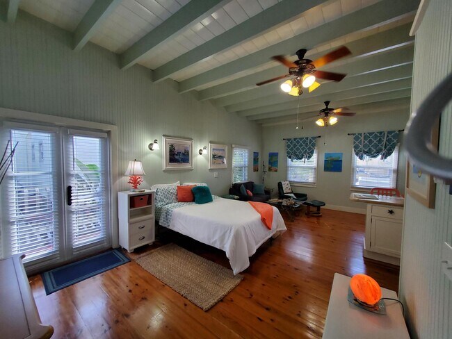 Building Photo - 226 NE 1st Ave