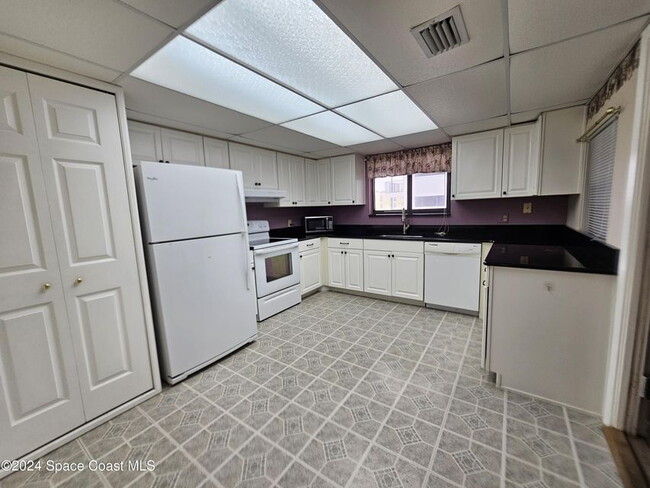 Foto del edificio - Coastal Paradise Awaits: Elegant 2-Bed, 2-...