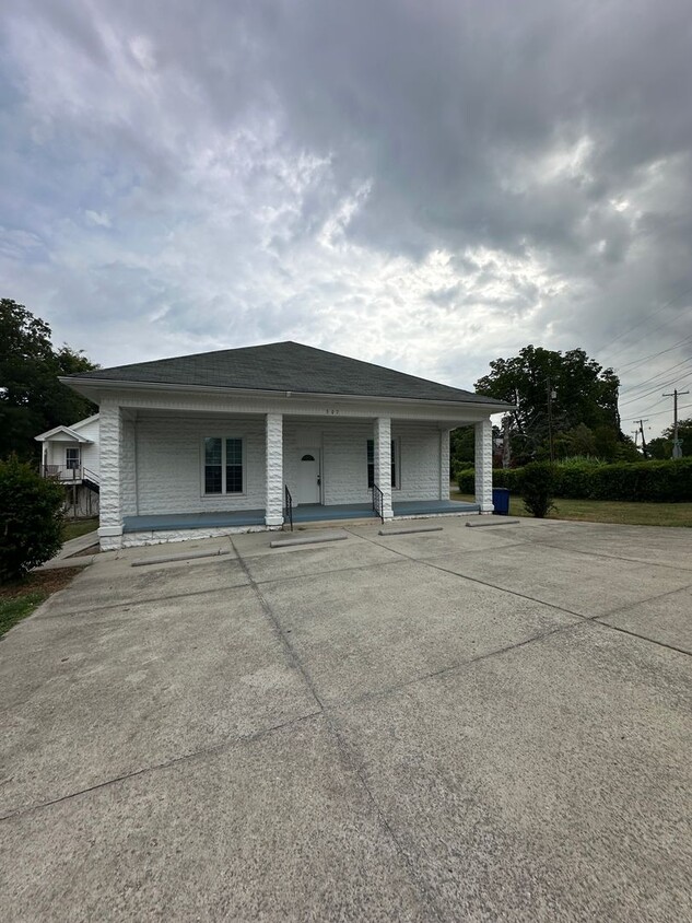 Primary Photo - 3 Bedroom 2 Bath House in Central Shelbyville