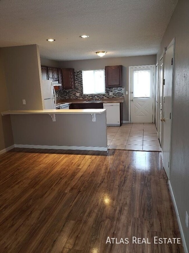 Foto del edificio - BEAUTIFUL 2BR TOWNHOME NESTLED IN THE FOOT...