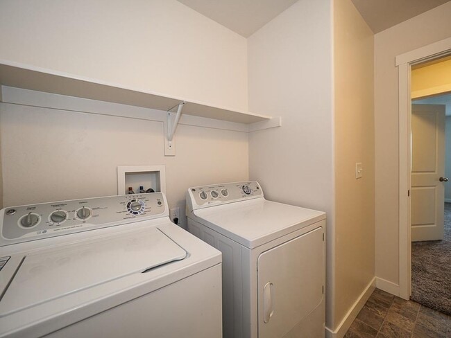 Building Photo - Draper Hillside Townhome