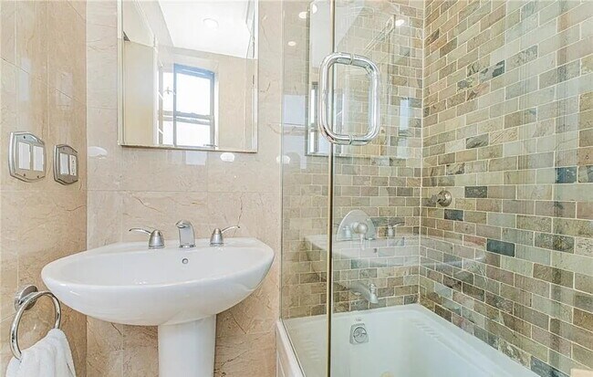 Foto del edificio - Beautiful 1 bedroom sun-flooded  views and open sky