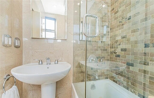 Building Photo - Beautiful 1 bedroom sun-flooded  views and open sky