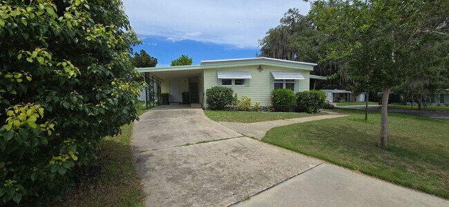 Foto del edificio - 2 bed 2 baths with carport