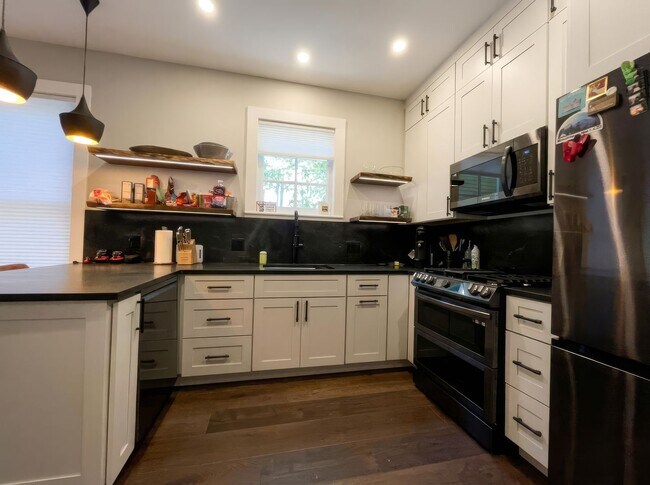 Foto del edificio - Furnished! In town! Walk to everything! Recently updated!