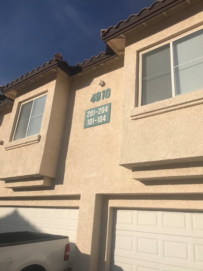 Building Photo - 2 Bedroom Condo in Guard Gated Painted Desert