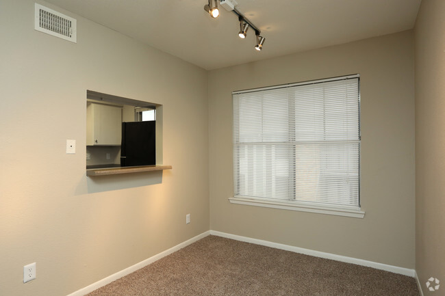 2BR, 1BA - 813SF - The Pointe