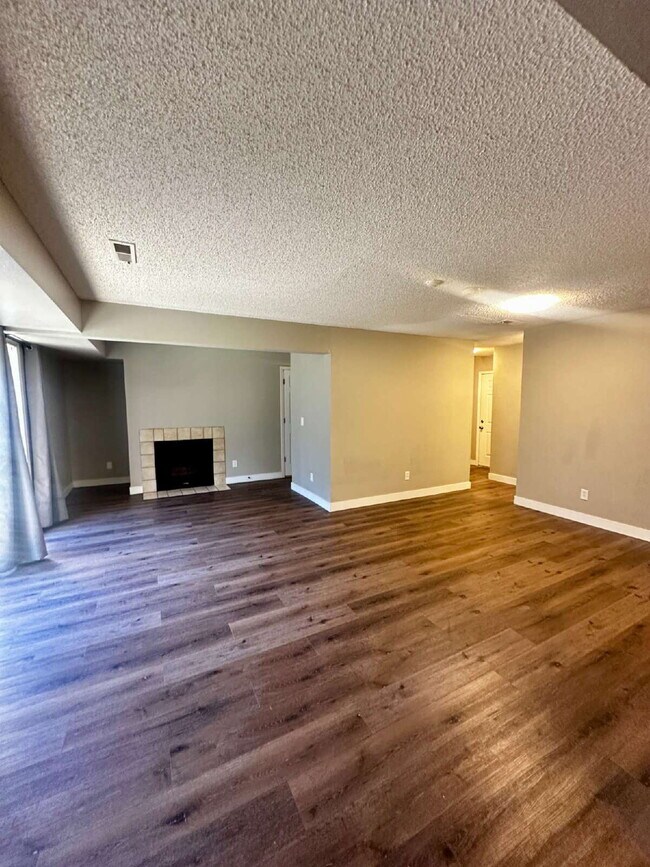 Foto del edificio - MOVE IN SPECIAL: Move in before November 3...