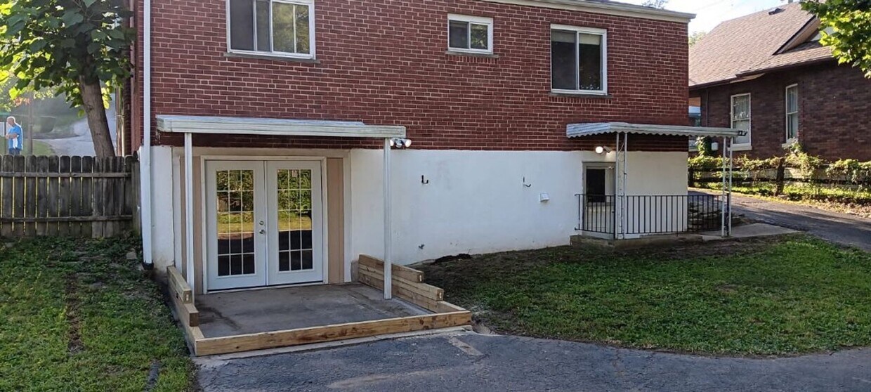 Building Photo - Move Right In