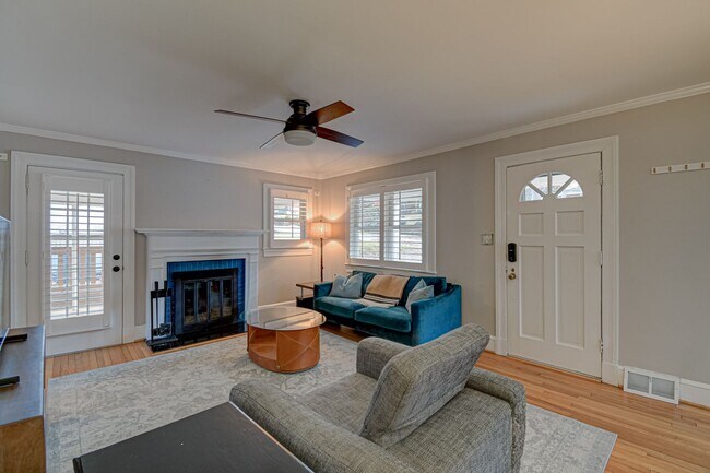 Foto del edificio - Washington Park 3BR 2Bth Home - available now for both short or long term lease