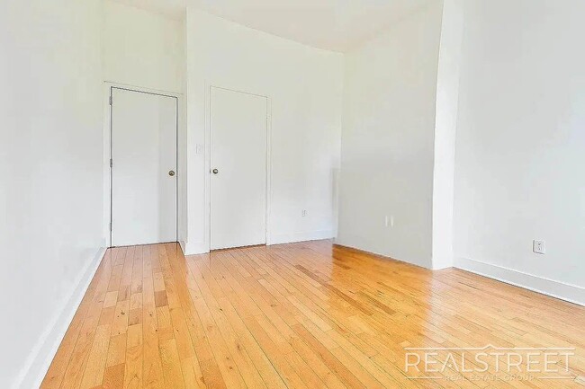 Photo - 1 Bed | 1 Bath | $3,399 | Railroad Layout | Pet Friendly | L Train + Near M Apartment