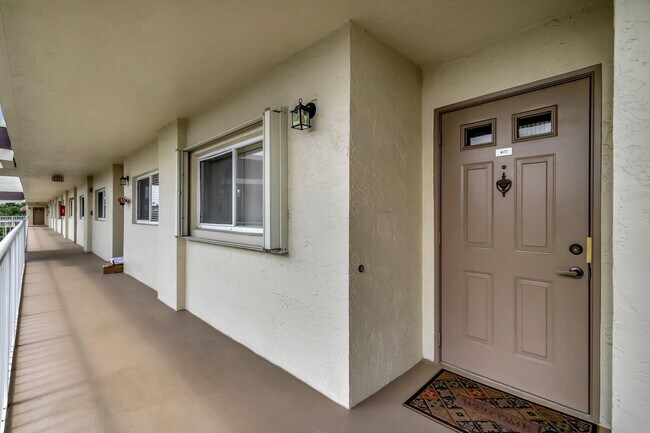 Foto del edificio - 4735 Lucerne Lakes Blvd