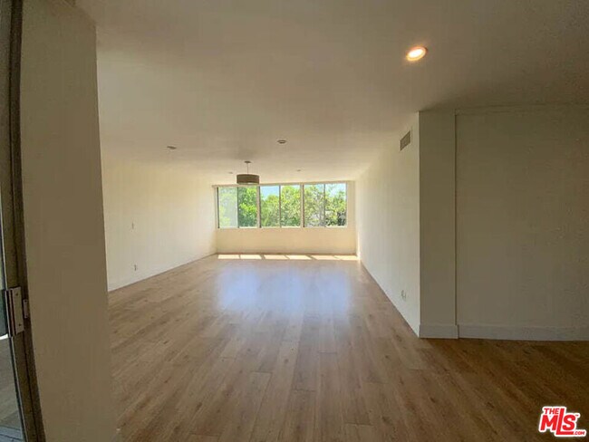 Foto del edificio - 9221 Charleville Blvd
