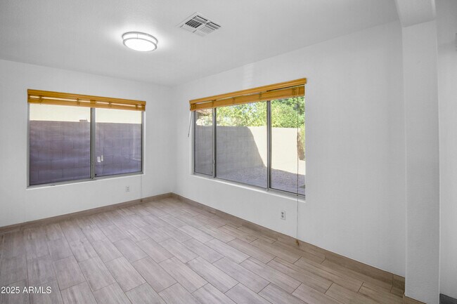 Foto del edificio - 7396 W Tonopah Dr
