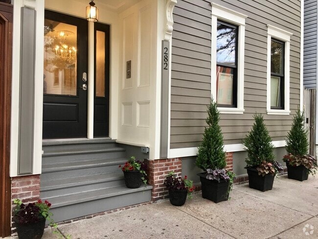 Building Photo - 283 Chelsea St