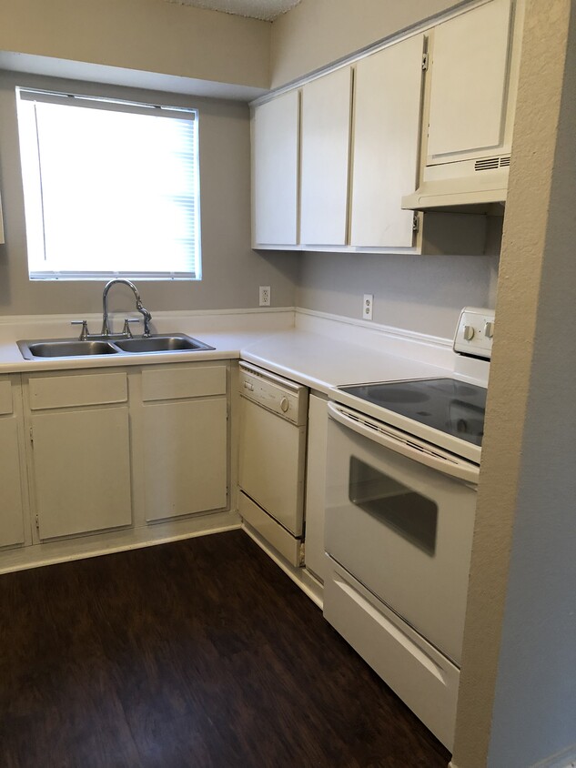 Foto principal - 921 NW Summercrest Blvd