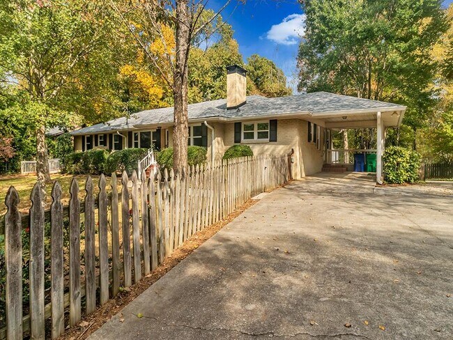 Foto del edificio - 5291 Happy Hollow Rd