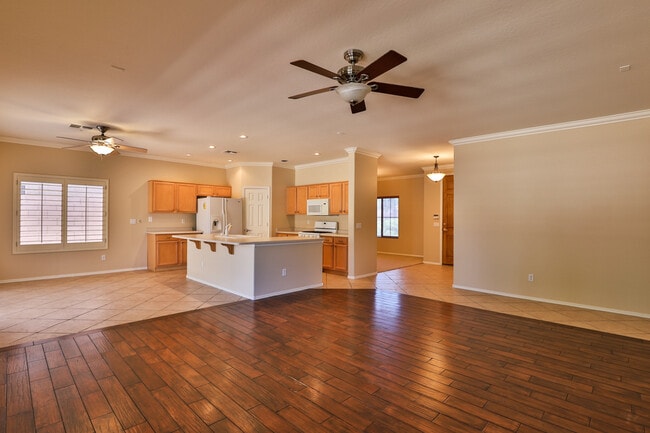 Building Photo - 1084 E San Carlos Way