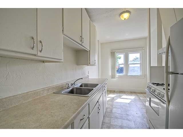 Kitchen - 423 Gloria St