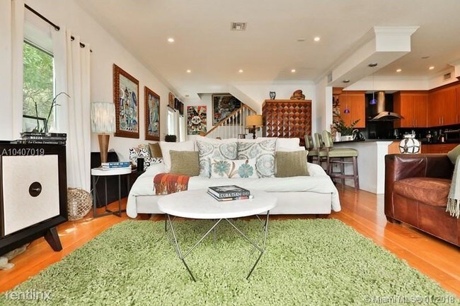 Foto del edificio - 8011 NE Bayshore Ct