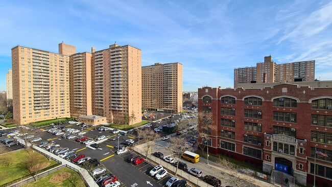 Building Photo - 2925 W 5th St