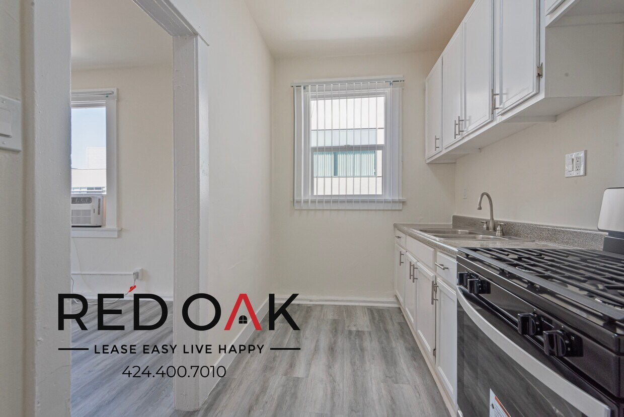 Primary Photo - ~2 Weeks FREE~ Top Floor Studio with Loads...
