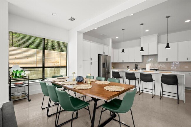 Building Photo - 1006 Winsted Ln