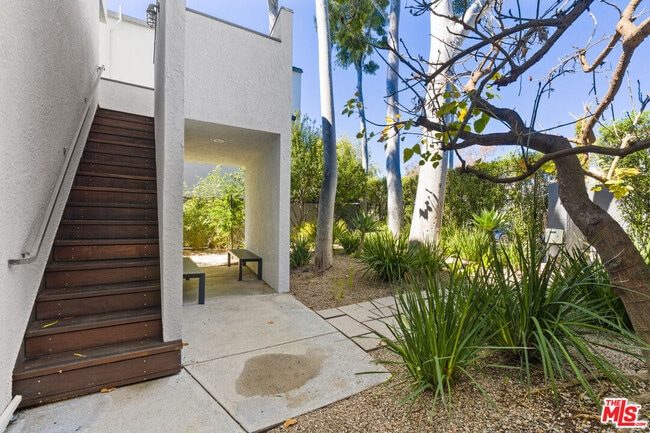 Building Photo - 558 Rose Ave