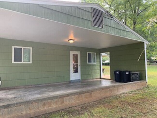 Building Photo - Beautiful home close to the Peaks of Otter!