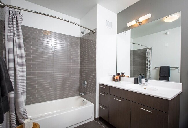 Foto del edificio - 637 N Wells St